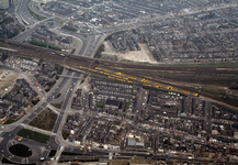 831994 Luchtfoto van de Daalsetunnel en omgeving te Utrecht met op de voorgrond de Amsterdamsestraatweg en de 1e ...